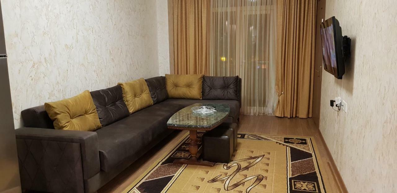 Nino Apartment On Pirosmani 바투미 외부 사진