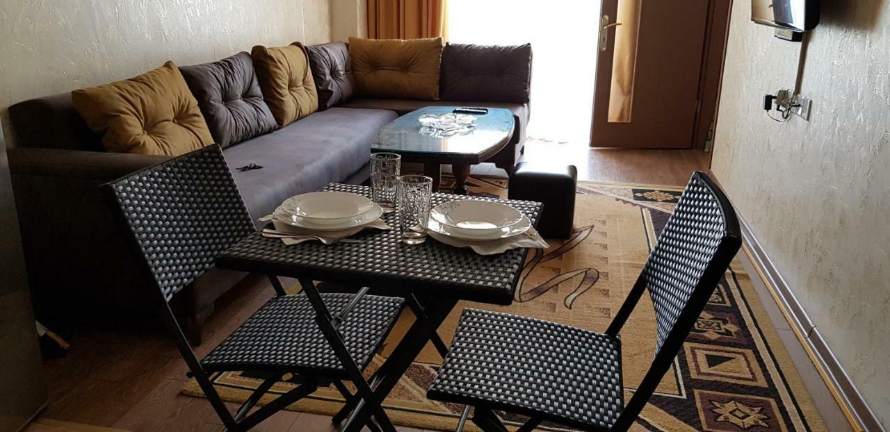 Nino Apartment On Pirosmani 바투미 외부 사진